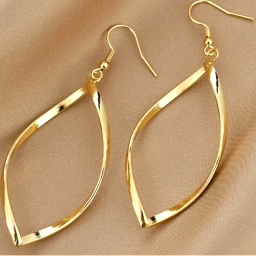 🌟 Gold tone Fashion Hollow-Out alloy Earrings 🌟 - Picture 3 of 6